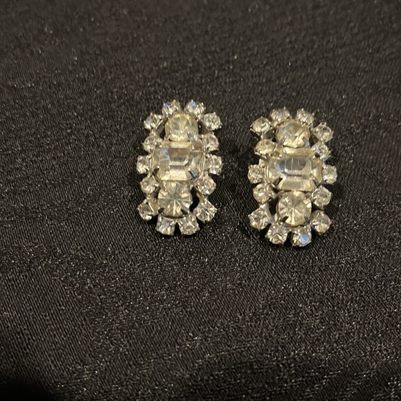 Vintage Jewelry - ❌sold show❌Beautiful vintage Clip on rhinestone earrings